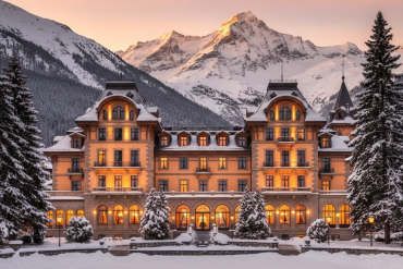 Façade Belle Époque d'un grand palace de Saint-Moritz en Engadine suisse, neige et montagnes