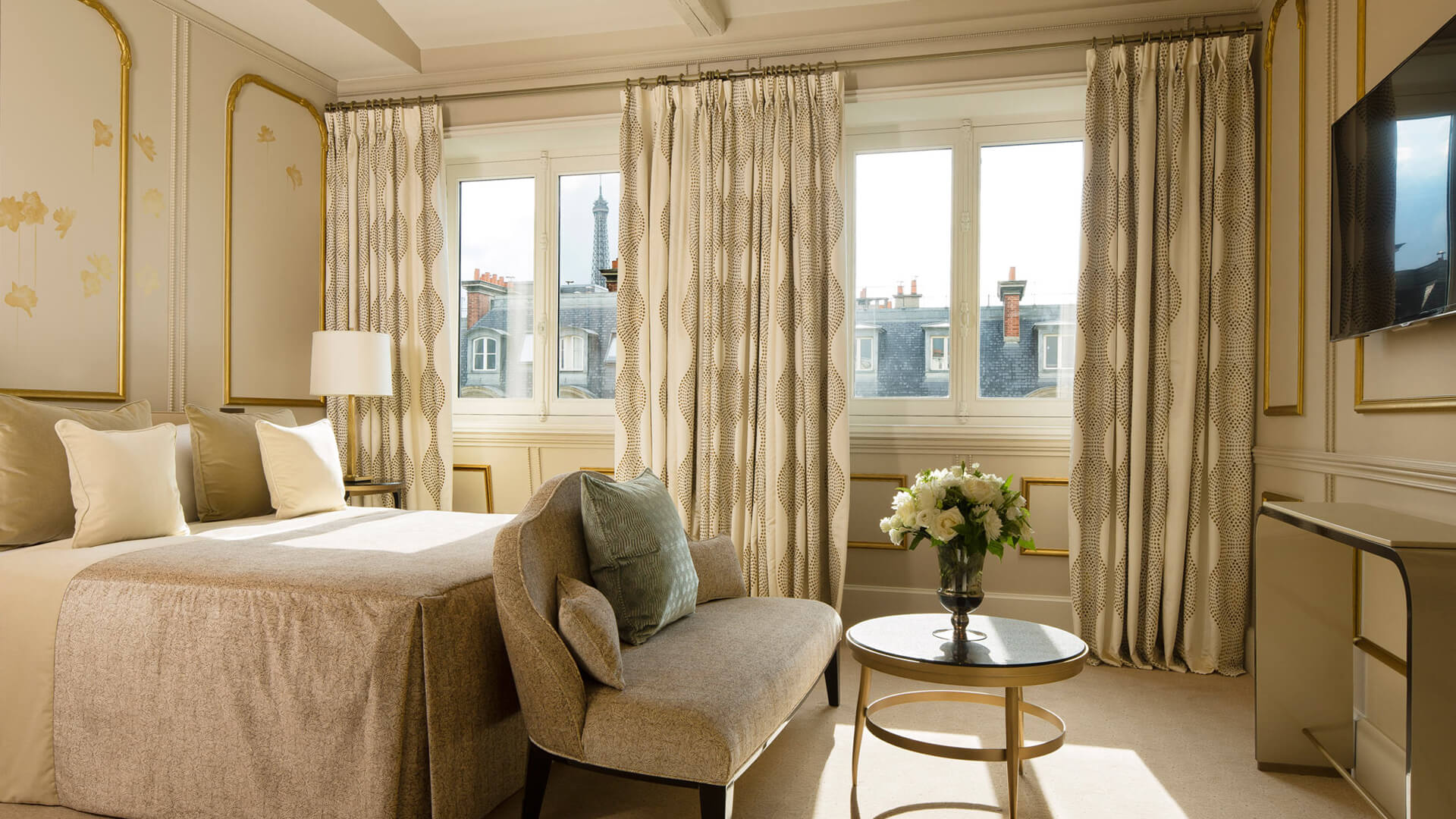 Suite du Narcisse Blanc avec vue sur la tour Eiffel encadrée par la fenêtre