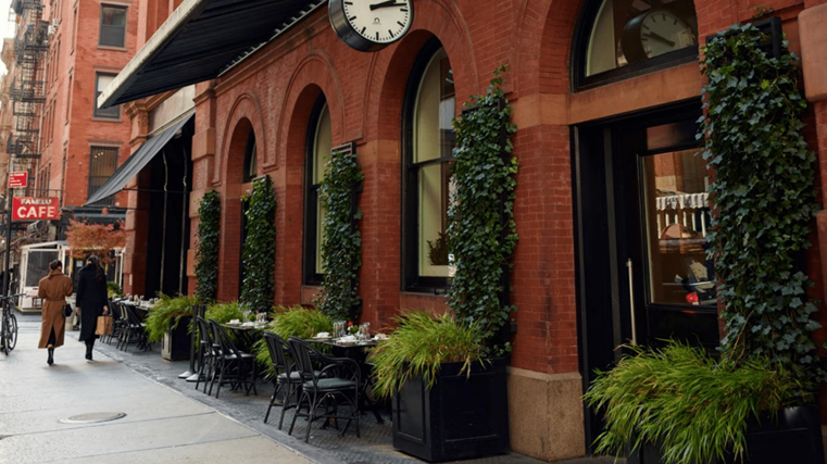 La façade du Mercer Hotel à l'angle de Mercer Street et Prince Street, immeuble Romanesque Revival de 1890 dans SoHo, New York