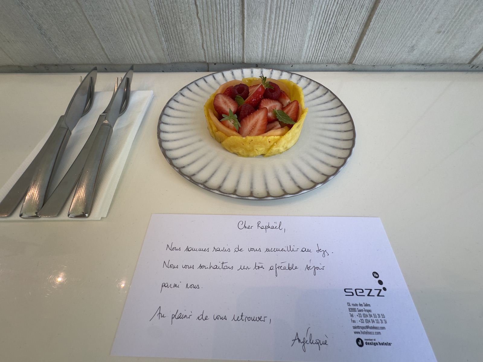 Welcome amenity tartelette fruits et mot d'accueil Hôtel Sezz Saint-Tropez