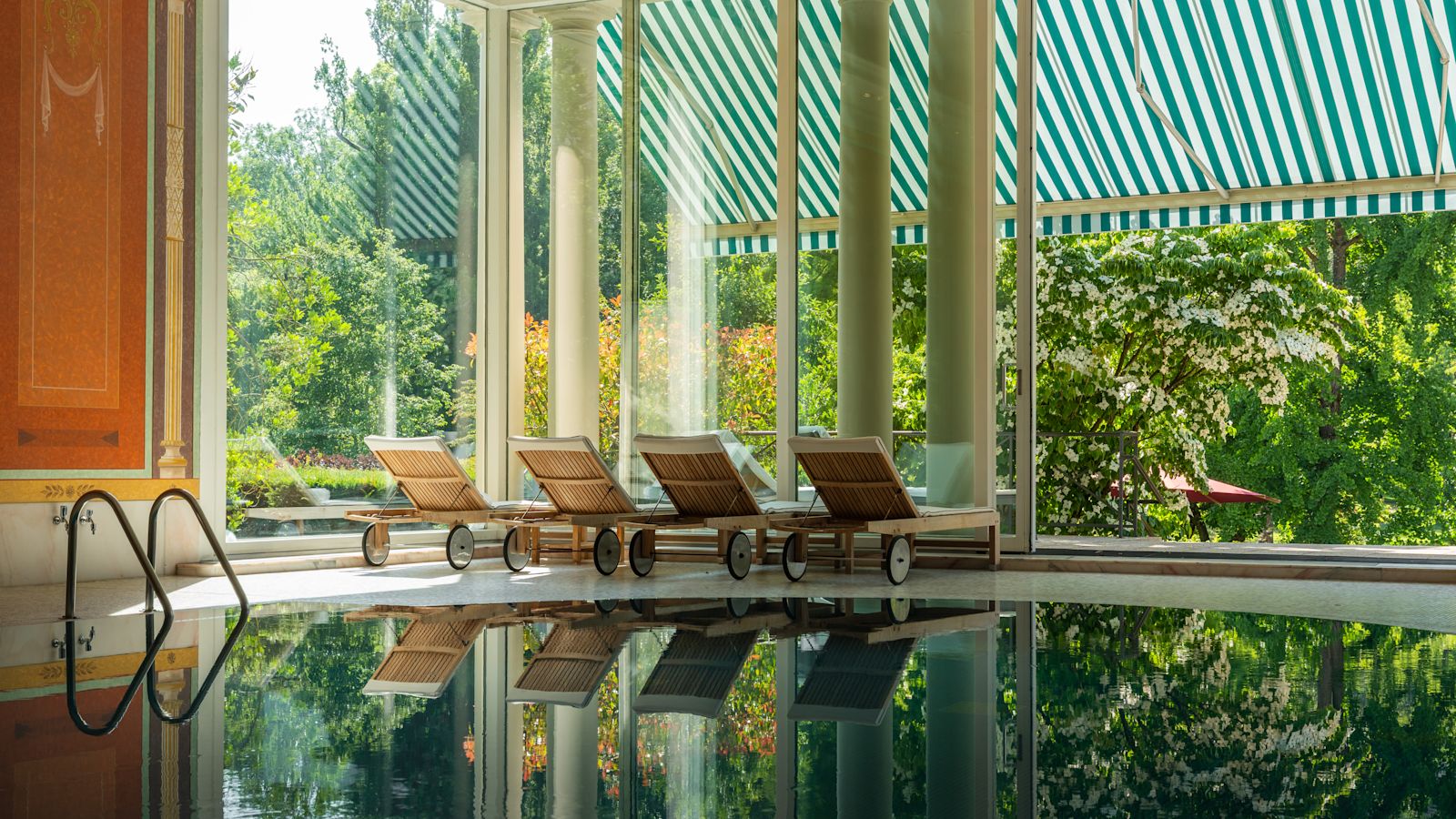 La piscine intérieure du spa Villa Stéphanie au Brenners Park-Hotel & Spa