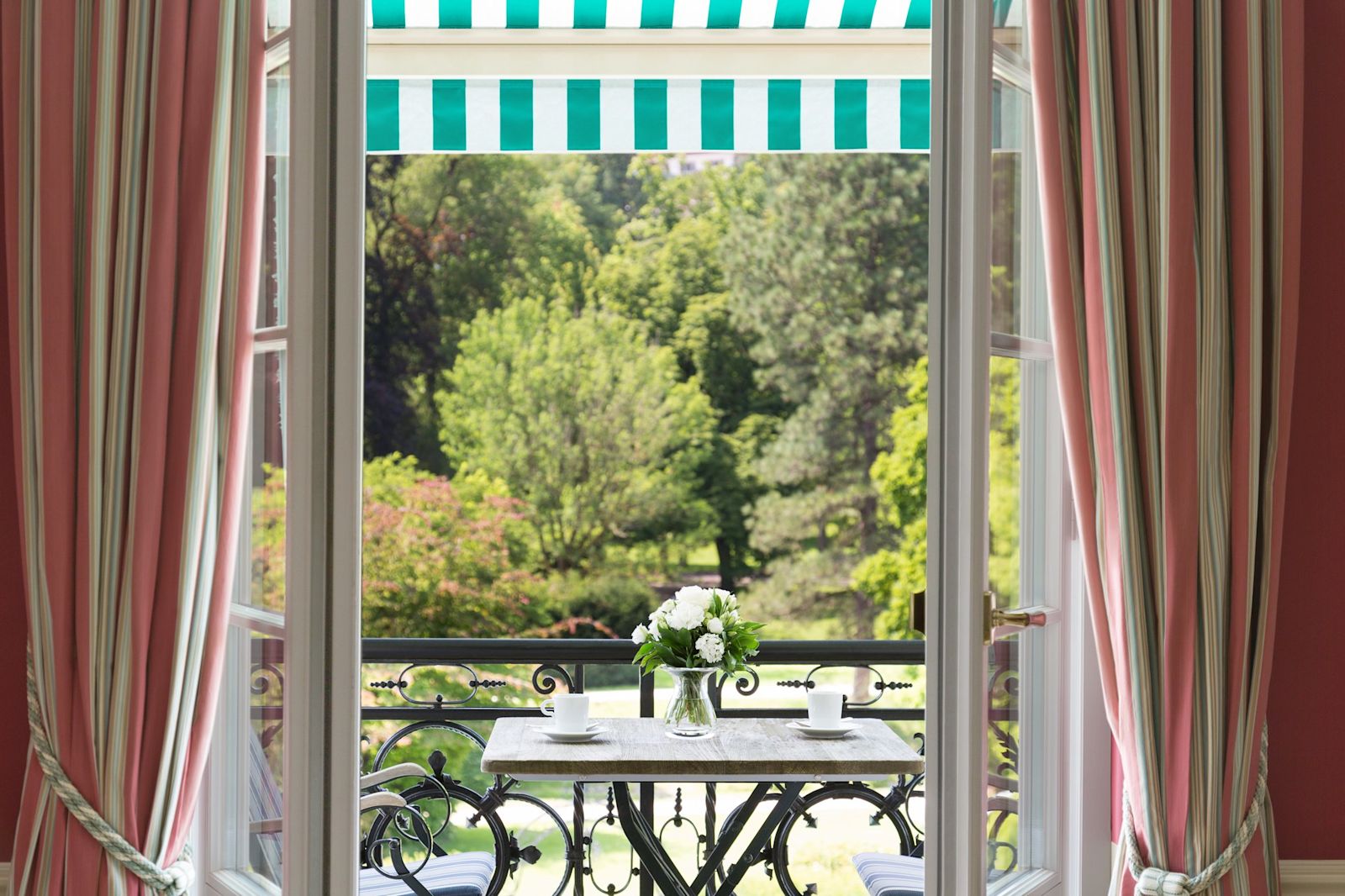 Suite avec balcon ouvert sur le parc au Brenners Park-Hotel & Spa de Baden-Baden