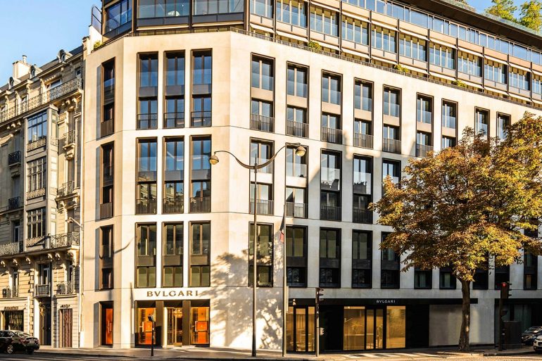 La façade du Bulgari Hotel Paris, avenue George V
