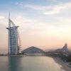 Le Burj Al Arab Jumeirah à Dubaï, hôtel en forme de voile sur son île privée