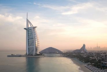 Le Burj Al Arab Jumeirah à Dubaï, hôtel en forme de voile sur son île privée