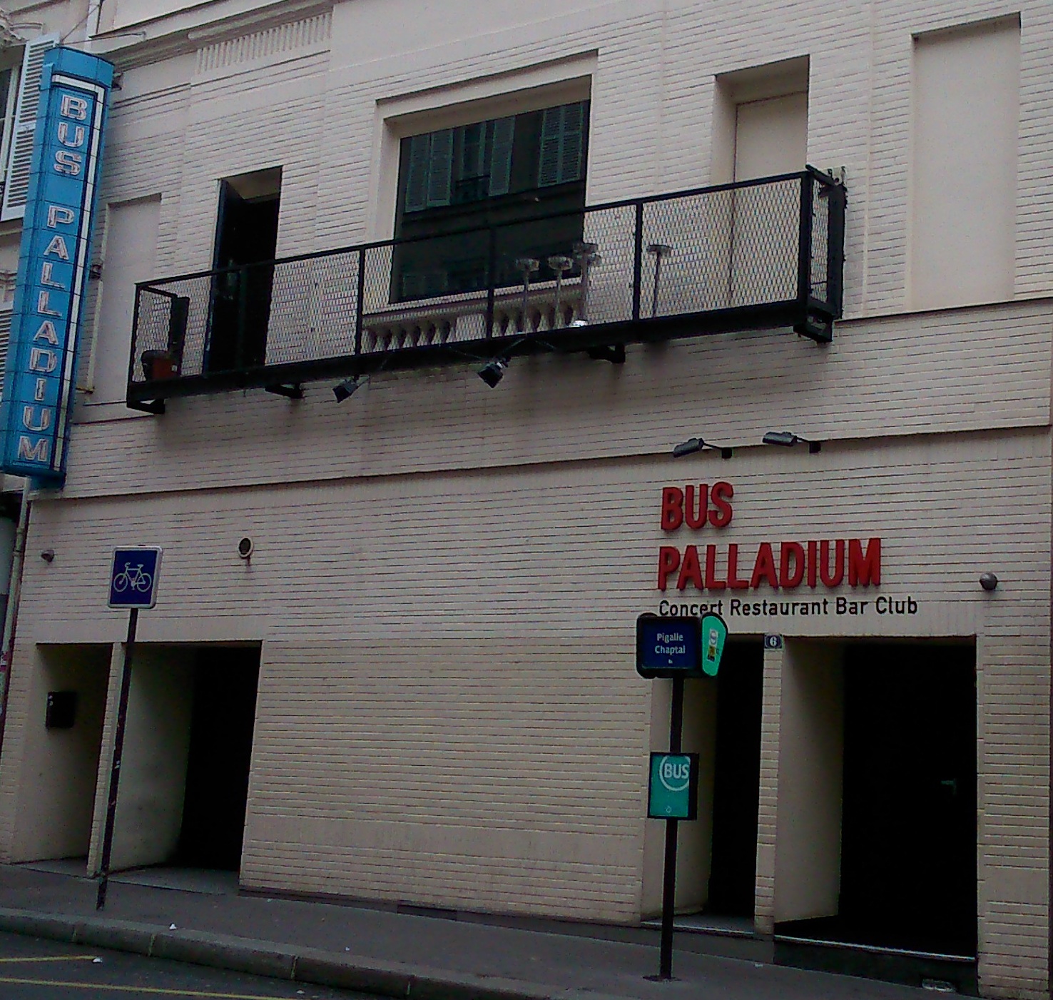 La façade mythique du Bus Palladium, à Pigalle