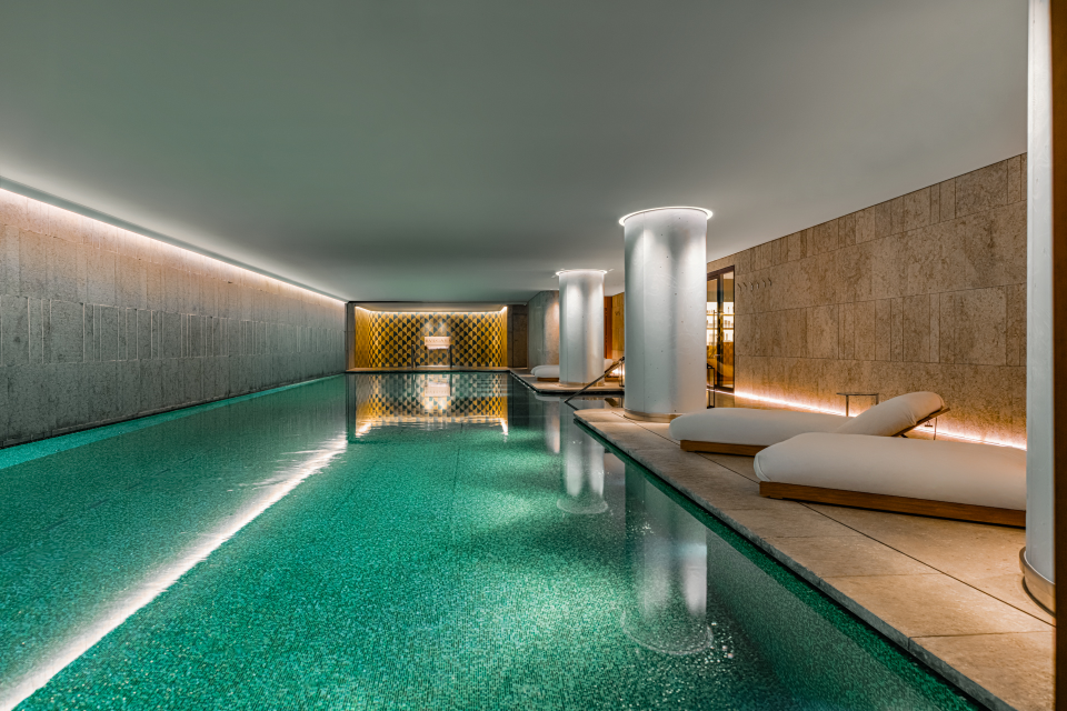 Piscine intérieure du spa du Bvlgari Hotel Paris
