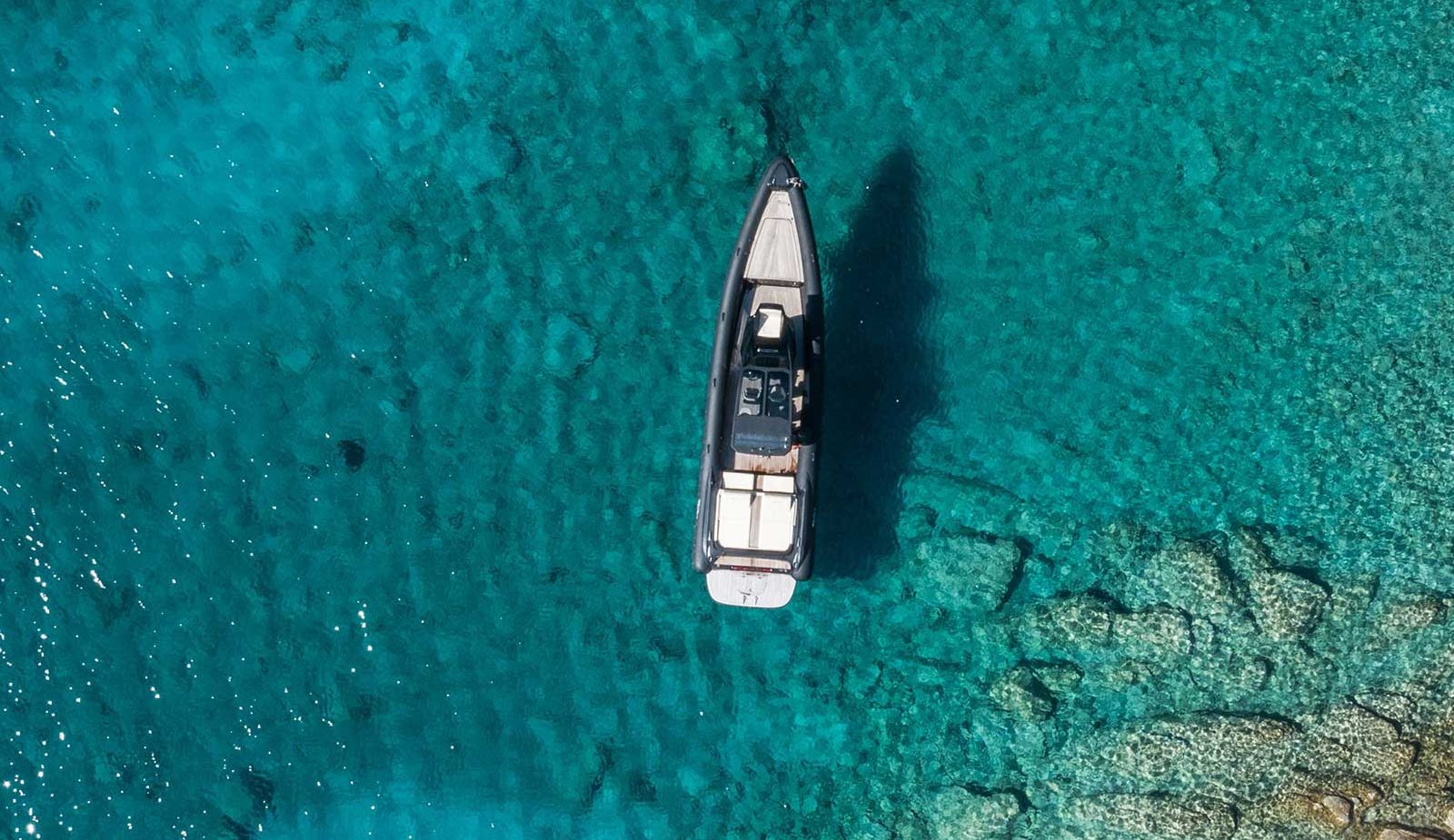 La crique et l'eau turquoise du Calilo, sur la plage de Papas à Ios