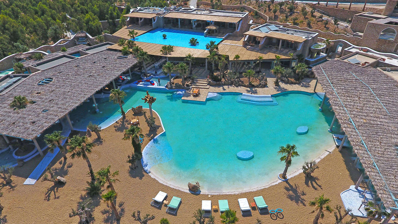 Vue aérienne des piscines et des suites du Calilo à Ios