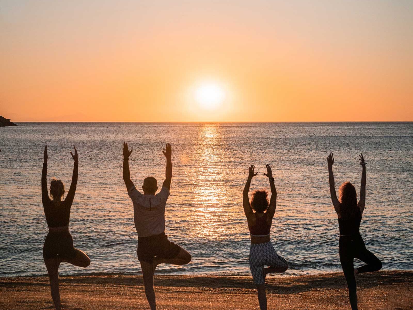 Séance de yoga au coucher du soleil au Calilo, Ios