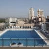 La piscine sur le toit de l'Hotel Emperador à Madrid, avec vue sur le skyline, pour se rafraîchir pendant la canicule