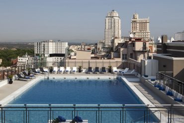 La piscine sur le toit de l'Hotel Emperador à Madrid, avec vue sur le skyline, pour se rafraîchir pendant la canicule