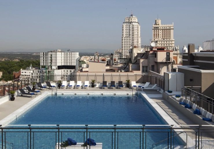 La piscine sur le toit de l'Hotel Emperador à Madrid, avec vue sur le skyline, pour se rafraîchir pendant la canicule
