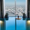 Piscine à débordement Sky Pool du Shangri-La The Shard au 52e étage, face au panorama de Londres