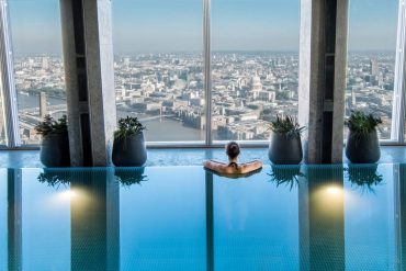 Piscine à débordement Sky Pool du Shangri-La The Shard au 52e étage, face au panorama de Londres