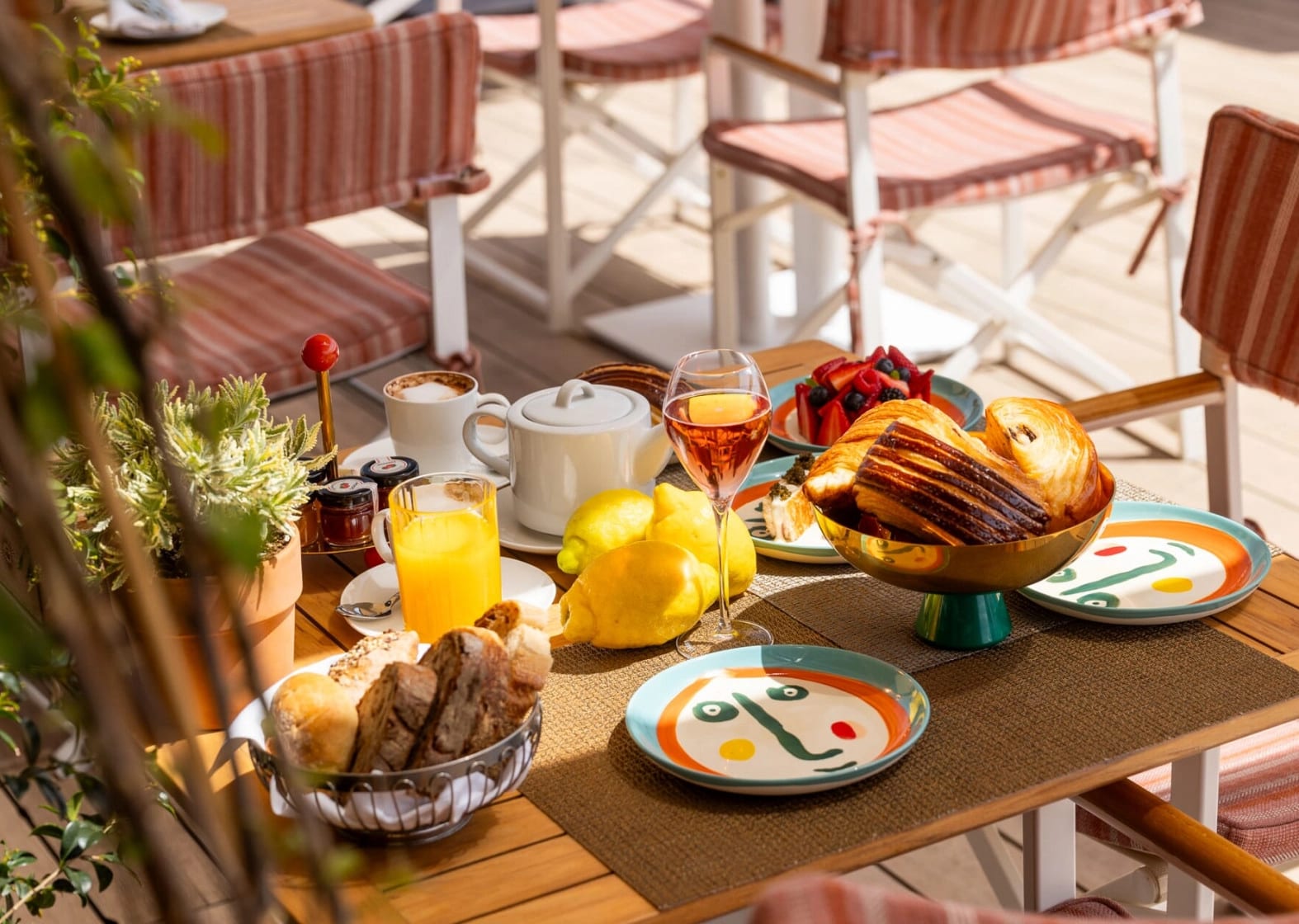 Table de petit-déjeuner sur le rooftop La Dolce Vitae du Majestic Hotel Barcelona
