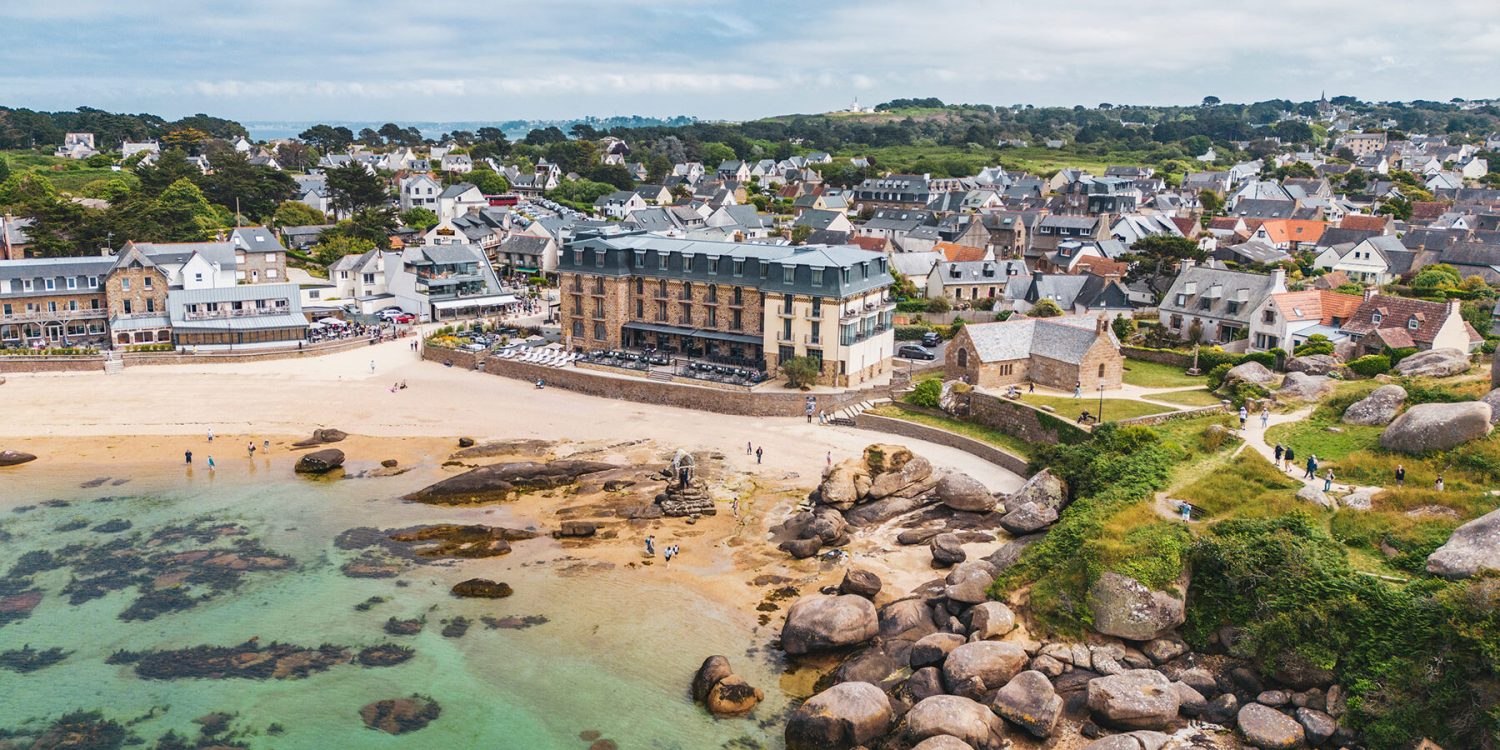 Le Castel Beau Site, hôtel H8 Collection face à la Côte de Granit Rose en Bretagne