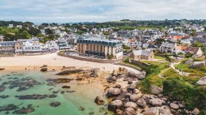Le Castel Beau Site, hôtel H8 Collection face à la Côte de Granit Rose en Bretagne