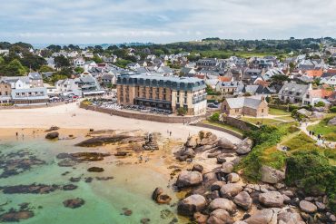 Le Castel Beau Site, hôtel H8 Collection face à la Côte de Granit Rose en Bretagne