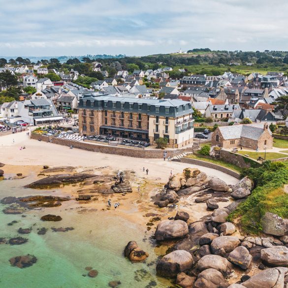 Le Castel Beau Site, hôtel H8 Collection face à la Côte de Granit Rose en Bretagne