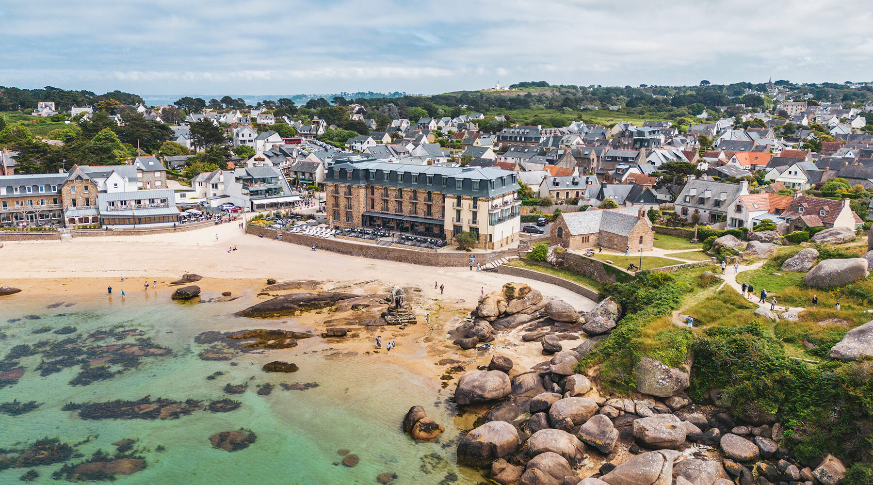 Le Castel Beau Site, hôtel H8 Collection face à la Côte de Granit Rose en Bretagne