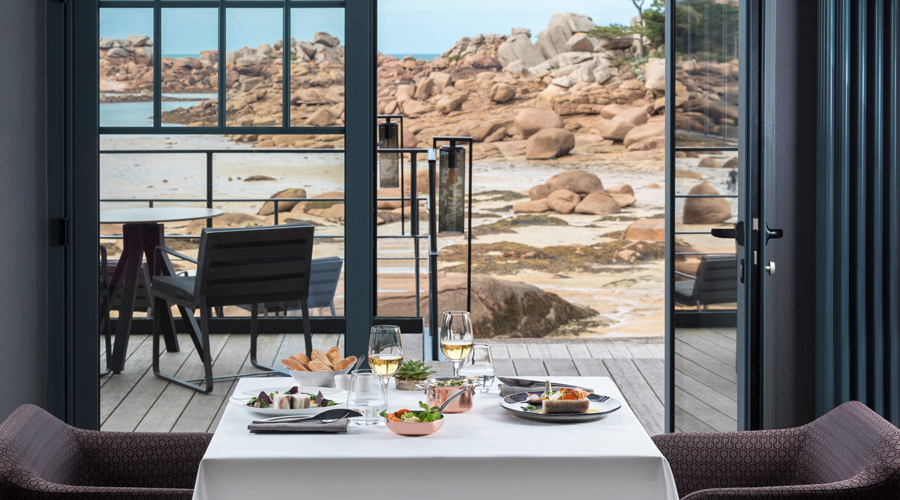 La table du Castel Beau Site avec vue sur la mer, à Perros-Guirec