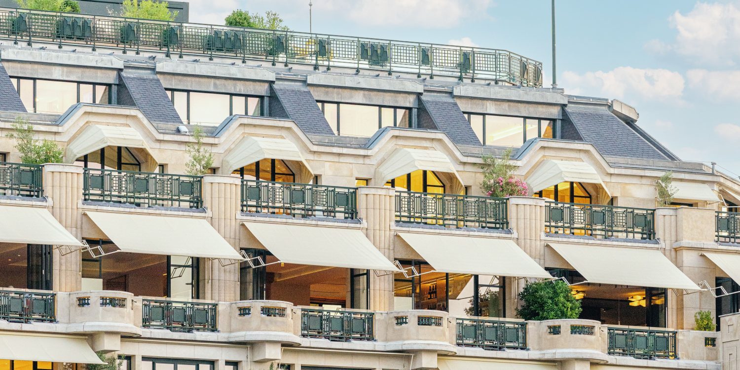 Façade du Cheval Blanc Paris au-dessus de la Seine