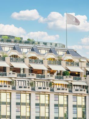 Façade du Cheval Blanc Paris au-dessus de la Seine