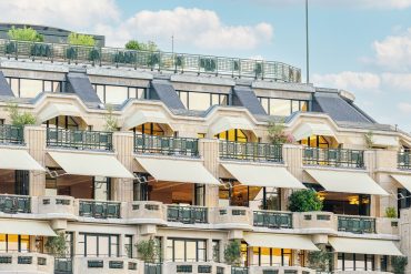 Façade du Cheval Blanc Paris au-dessus de la Seine