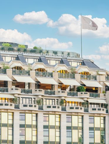 Façade du Cheval Blanc Paris au-dessus de la Seine