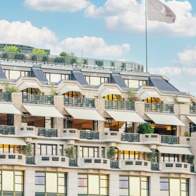 Façade du Cheval Blanc Paris au-dessus de la Seine
