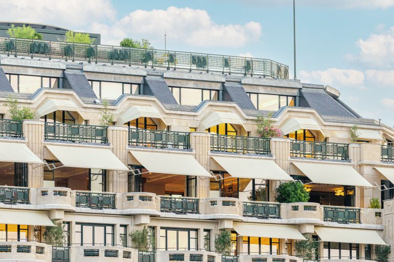 Façade du Cheval Blanc Paris au-dessus de la Seine