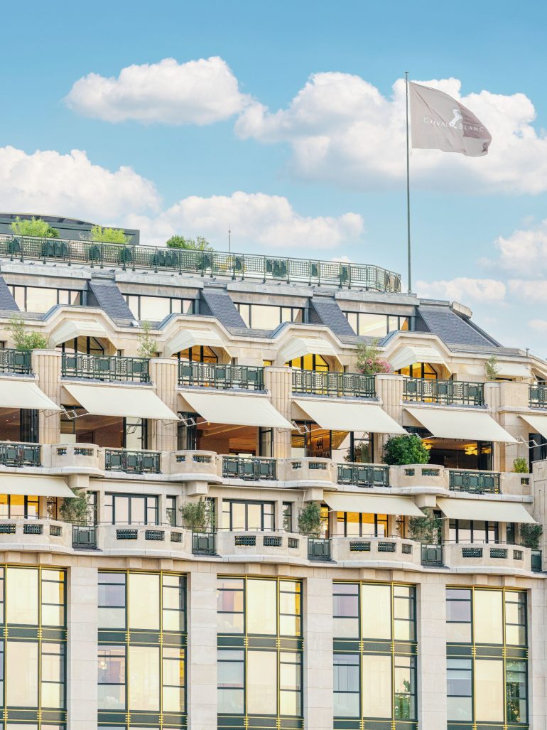 Façade du Cheval Blanc Paris au-dessus de la Seine