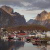 Le village de Reine dans les îles Lofoten en Norvège, destination coolcation