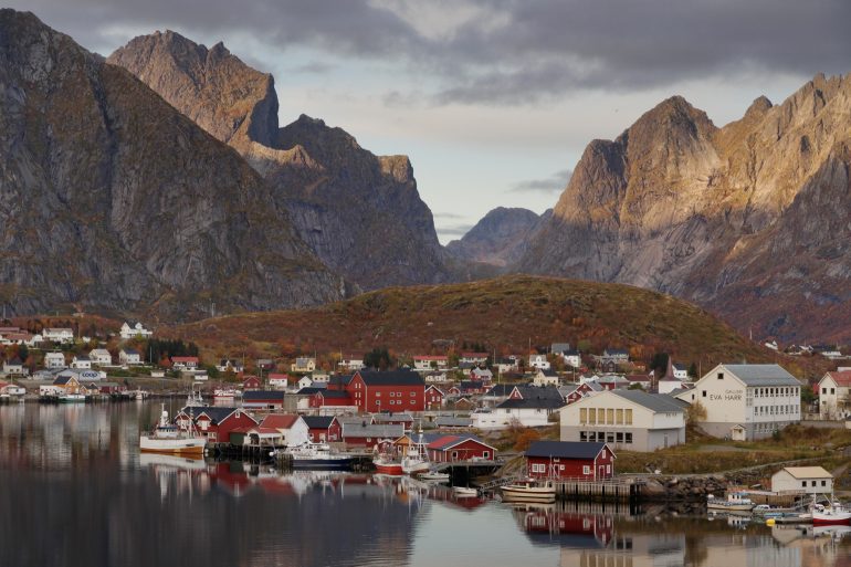 Le village de Reine dans les îles Lofoten en Norvège, destination coolcation