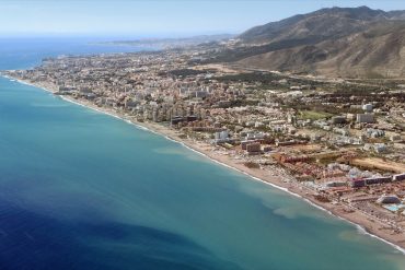 Plage de Torremolinos sur la Costa del Sol, où Covivio Hotels investit dans l hôtellerie de luxe