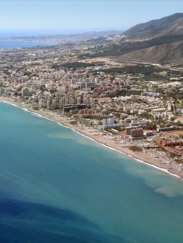 Plage de Torremolinos sur la Costa del Sol, où Covivio Hotels investit dans l hôtellerie de luxe