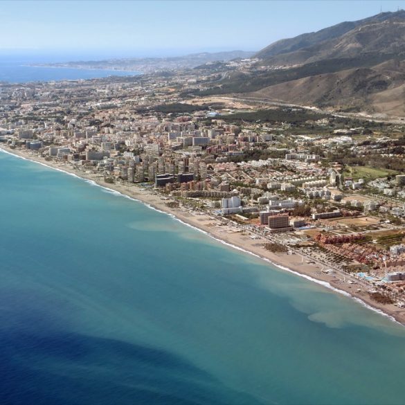 Plage de Torremolinos sur la Costa del Sol, où Covivio Hotels investit dans l hôtellerie de luxe