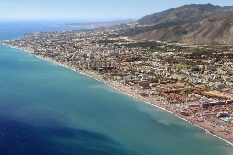 Plage de Torremolinos sur la Costa del Sol, où Covivio Hotels investit dans l hôtellerie de luxe