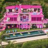 Vue extérieure de la DreamHouse de Barbie à Malibu, villa rose trois étages face à l'océan