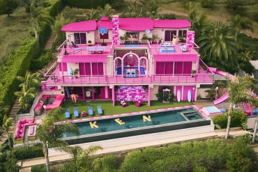 Vue extérieure de la DreamHouse de Barbie à Malibu, villa rose trois étages face à l'océan