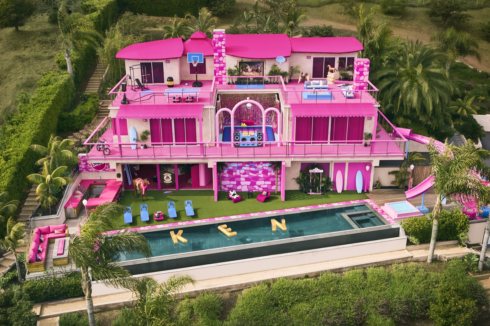 Vue extérieure de la DreamHouse de Barbie à Malibu, villa rose trois étages face à l'océan