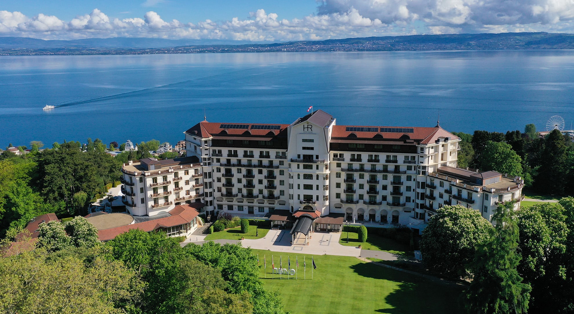 Vue aérienne de l'Évian Resort dominant le lac Léman à Évian-les-Bains