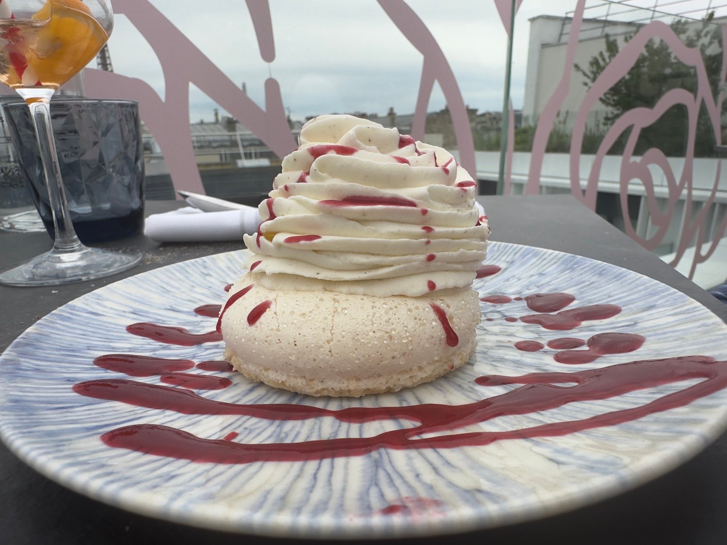 Dessert pavlova du menu du rooftop Eylau Paris.