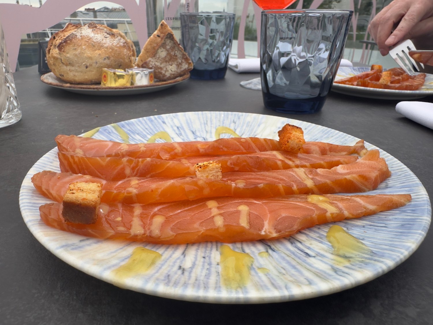 Entrée de saumon du menu en trois services du rooftop Eylau Paris.