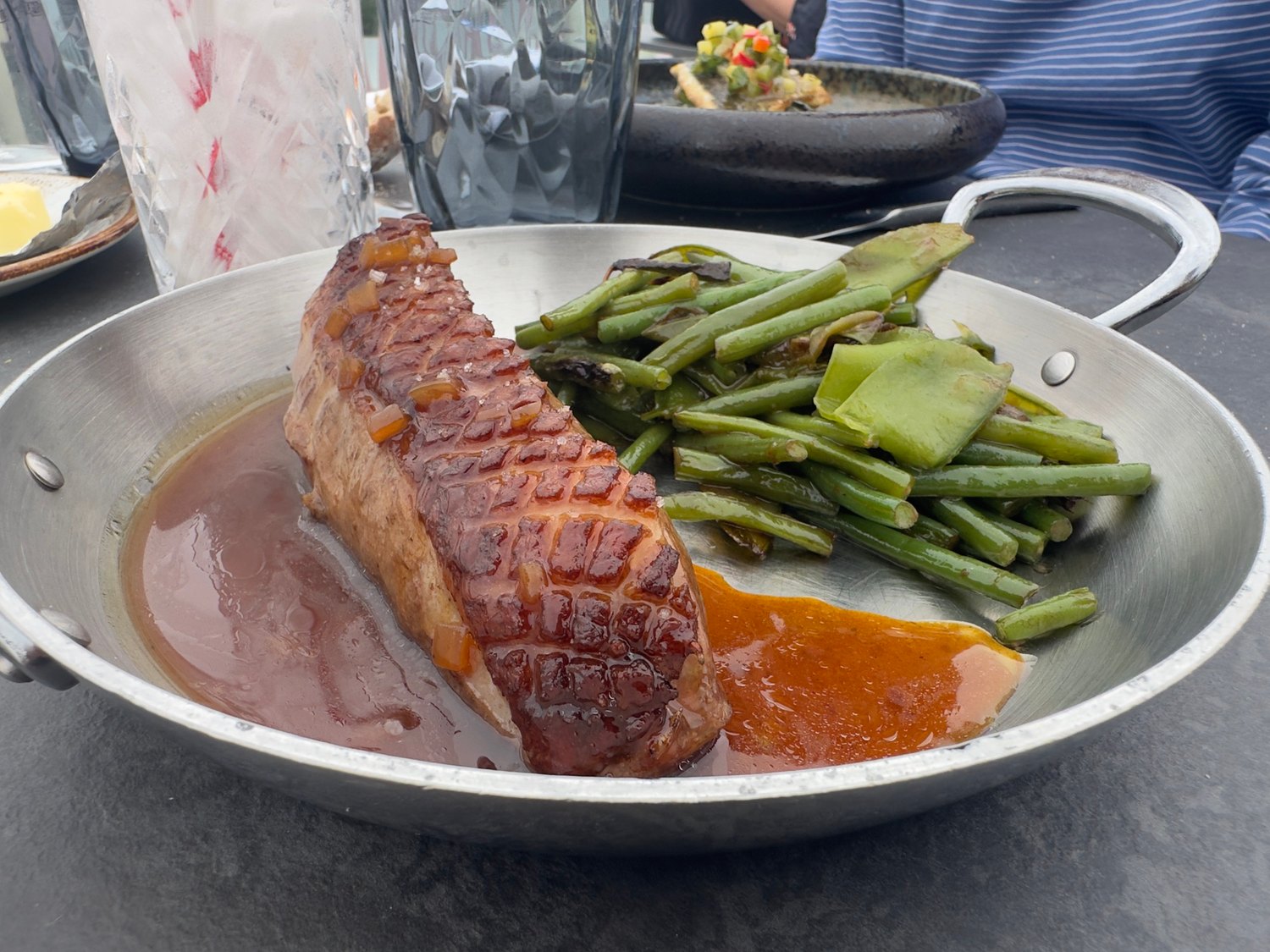 Plat de magret de canard, menu du rooftop Eylau Paris.