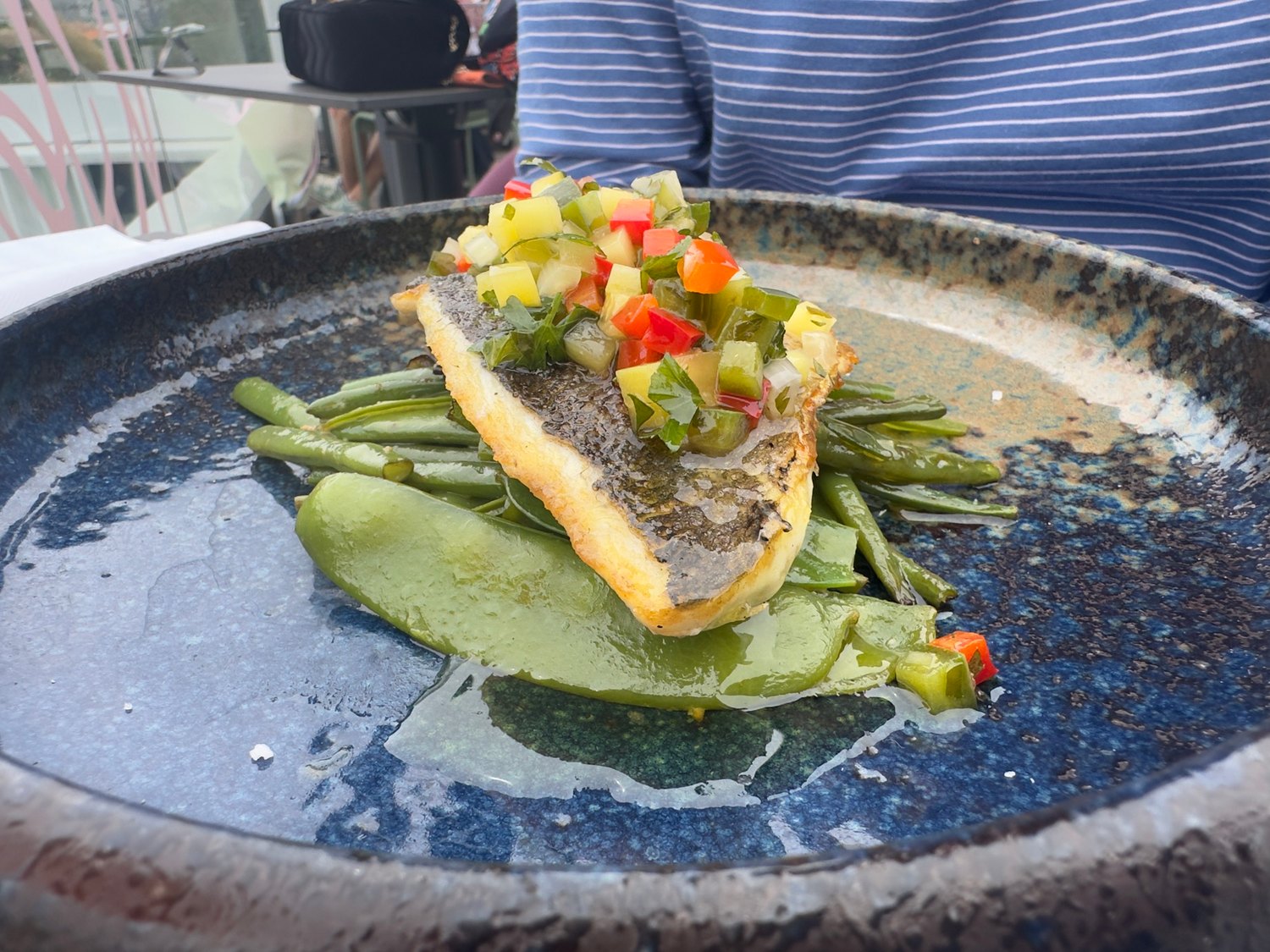 Plat de bar rôti et purée de petits pois, rooftop Eylau Paris.