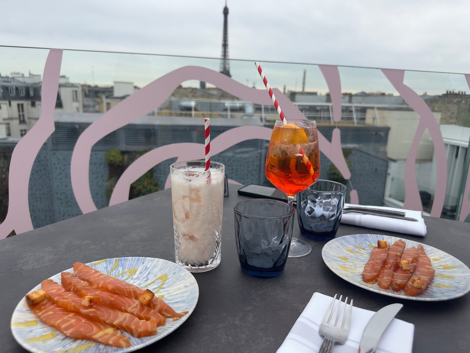 Cocktails sur la terrasse du rooftop Eylau Paris, avec la tour Eiffel en toile de fond.