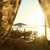 La plage Zolotas Beach du Four Seasons Astir Palace Athènes réinventée par la créatrice Rianna