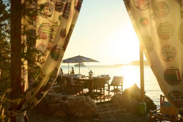 La plage Zolotas Beach du Four Seasons Astir Palace Athènes réinventée par la créatrice Rianna